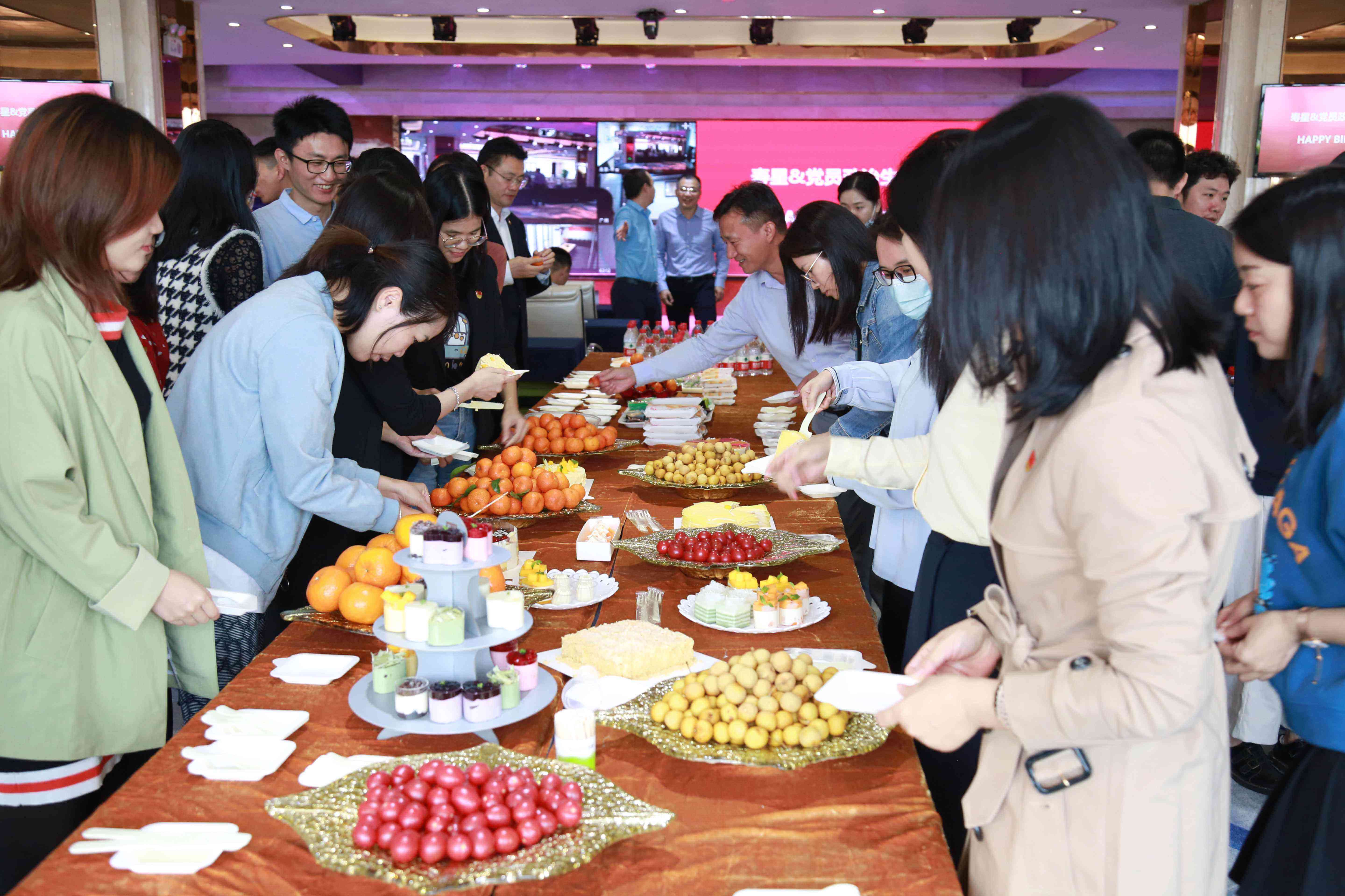 企业党建与文化相融合，点亮员工生日会